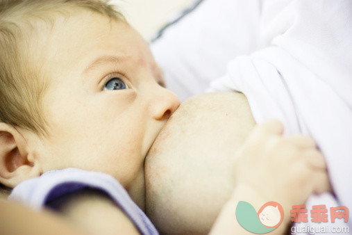 母乳喂养宝宝总咬乳头怎么办？如何防止被咬？