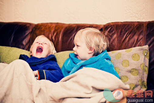 注意！孩子爱看动画片，毁视力伤记忆