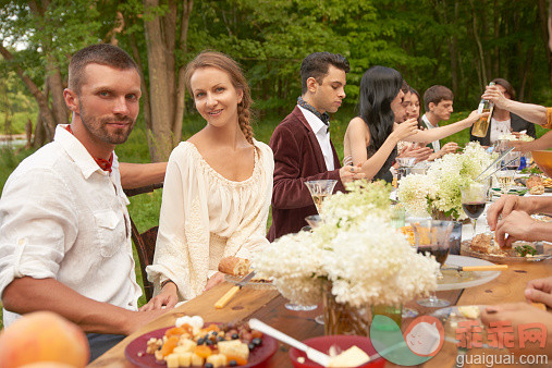 晚餐,聚会,摄影,人,饮食_516422147_friends eating at an outdoor dinner party_创意图片_Getty Images China