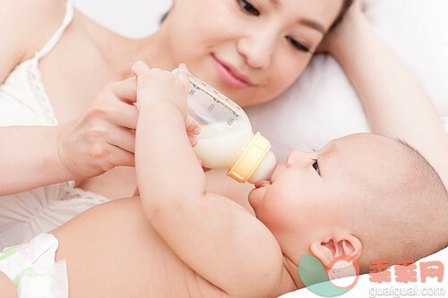 喂奶姿势不对？新生宝宝喝奶后总爱打嗝？