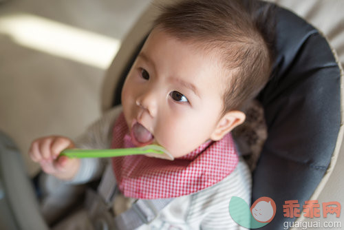 给宝宝添加辅食，怎么吃远比吃什么重要！