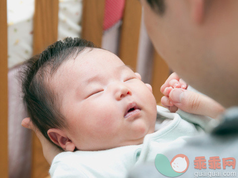 涨姿势！奶瓶喂养新技能