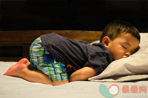 婴儿湿疹跟枕头有关吗？什么材质的枕芯和枕套好？