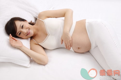 孕妇正确是左侧卧，如果是右侧卧的话就悲剧了！