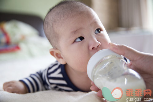 人工喂养的宝宝很容易吐奶吗？