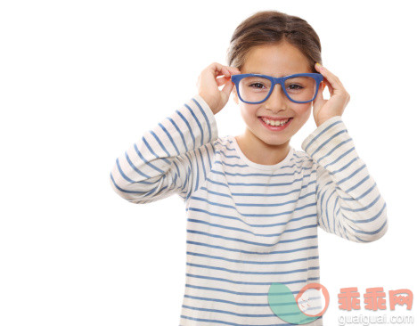父母戴眼镜，子女也可能戴眼镜？