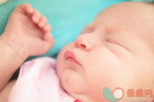 宝宝母乳喂养会吐奶怎么办？