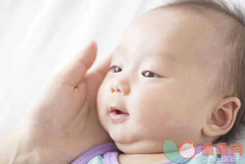 新生宝宝有一层厚厚的头皮屑是怎么回事？