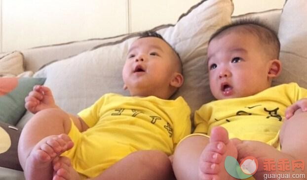 黑人教双胞胎儿子学爬，范玮琪霸气回复“欠揍”