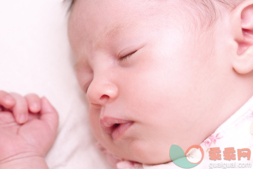 宝宝耳朵发痒是什么原因？