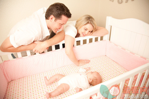 婴儿床边挂玩具，小心宝宝成“斗鸡眼”！