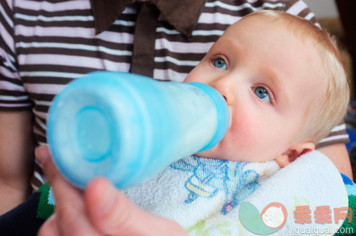 喂奶姿势不正确会导致宝宝吐奶？