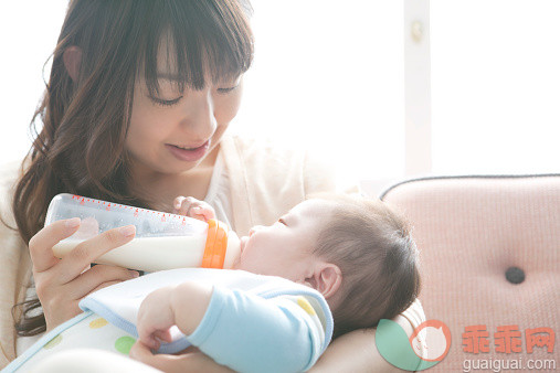 婴儿漾奶、溢奶和吐奶的区别