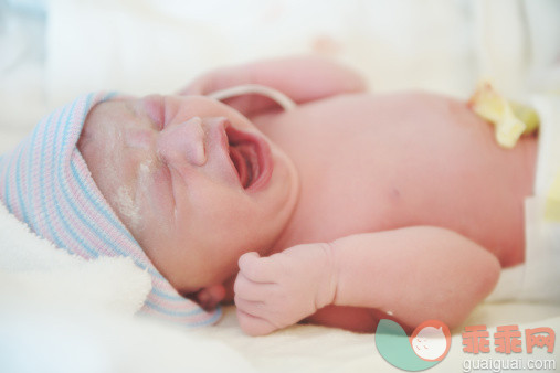 婴儿大便有泡沫or奶瓣，可能是消化不良引起的！