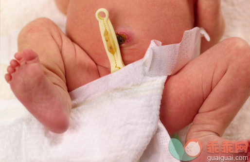 新生儿刚剪脐带，怎么洗澡不会感染？