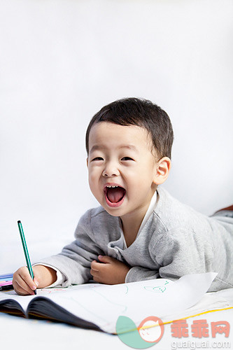 写,欢呼,人,亚洲人,快乐_dfe3565fe_开心小男孩涂鸦_创意图片_Getty Images China