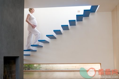 孕妇爬楼梯真的能助产吗？