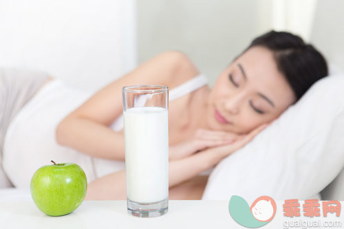 孕妇睡前喝牛奶好不好？