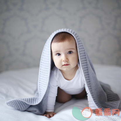 人,床,室内,灰色眼睛,卧室_532766969_A baby girl on a bed_创意图片_Getty Images China