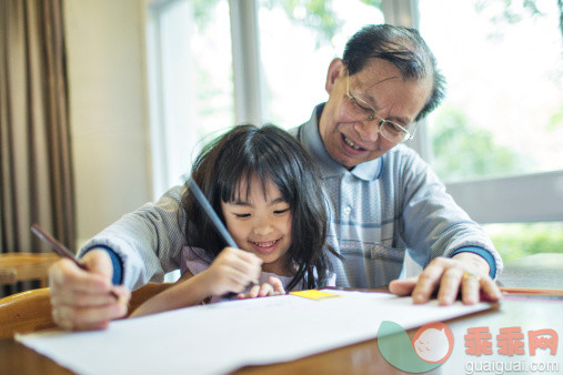 画画,人,教育,生活方式,快乐_496684445_Learning_创意图片_Getty Images China