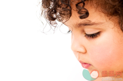 人,人的脸部,卷发,棕色头发,小的_157532956_Profile of 3 years old Child against  white background_创意图片_Getty Images China