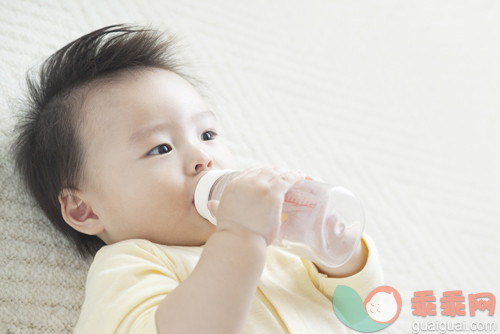宝宝1岁喝水总是喜欢吐出来，怎么办？