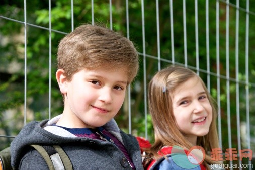 人,休闲装,教育,户外,白人_501850211_Two schoolchildren looking at camera, portrait, Munich, Bavaria, Germany_创意图片_Getty Images China