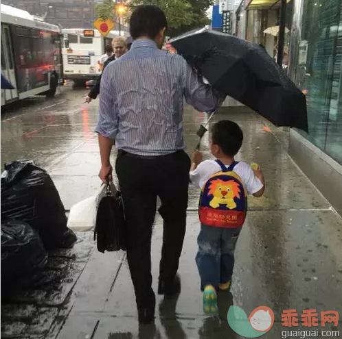"背影爸爸"湿透衣衫为儿子撑伞！感动百万人！