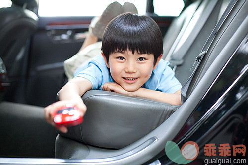 孩子被锁车内有多危险？