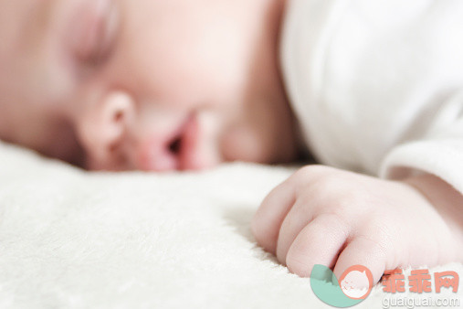 妈妈课堂：宝宝10种睡姿影响健康