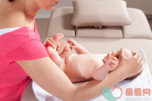 如何通过按摩增强宝宝免疫力？