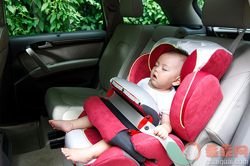 宝宝在车上睡着了，到了目的地要不要叫醒他？