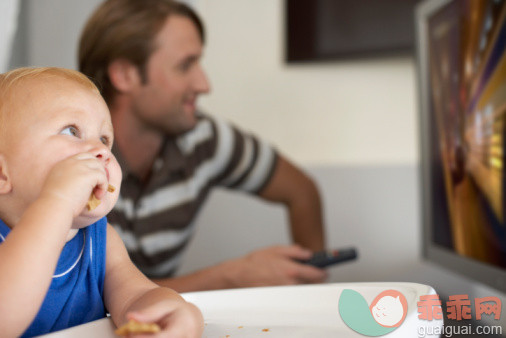 宝宝吃饭时一定要看电视怎么办？