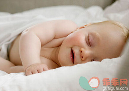 婴儿睡枕头的正确方法