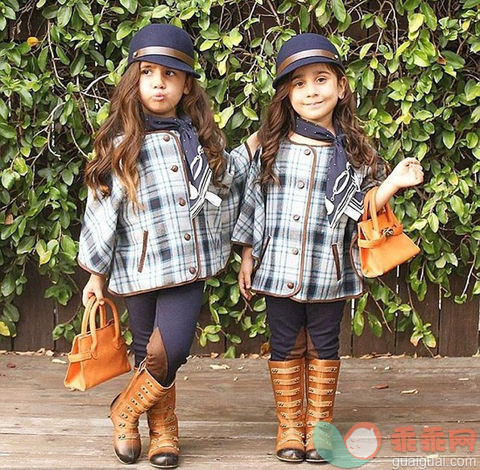 美国4岁双胞胎姐妹时尚装扮爆红网络