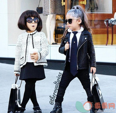 美国4岁双胞胎姐妹时尚装扮爆红网络