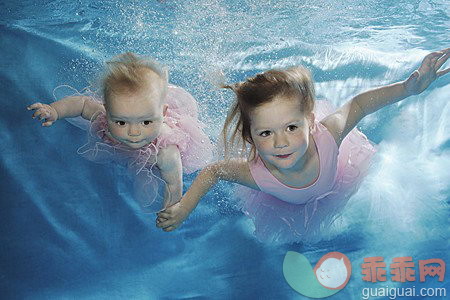 游泳或能激发孩子大脑发育