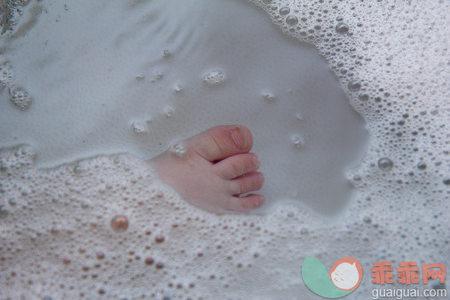 冬天可以用热水给宝宝泡脚吗？