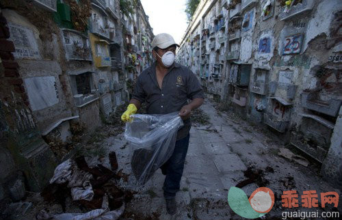 孩童尸体被无情掘出丢弃！只因家长付不起墓地租金！