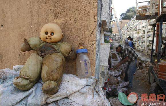 孩童尸体被无情掘出丢弃！只因家长付不起墓地租金！