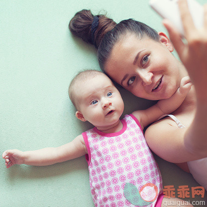 沟通,人生大事,技术,母亲,家庭_560116371_Mother and little baby taking a selfie_创意图片_Getty Images China