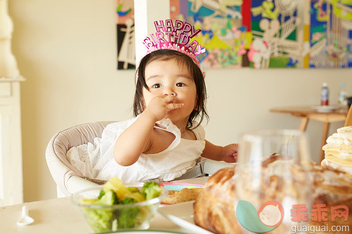 人,婴儿服装,椅子,文字,12到17个月_561631167_Asian baby's birthday_创意图片_Getty Images China