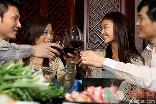 餐馆,吃,吃饭,葡萄酒,举杯_gic2565125_年轻人喝酒碰杯_创意图片_Getty Images China