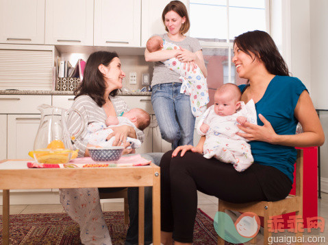 厨房,人,休闲装,椅子,桌子_112303340_Group of Mothers in the Kitchen with babies_创意图片_Getty Images China