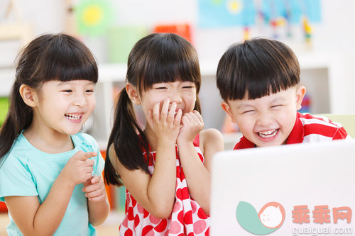 教育,学习,看,学生,看电视_c8401841f_幼儿园里的小朋友在看视频_创意图片_Getty Images China