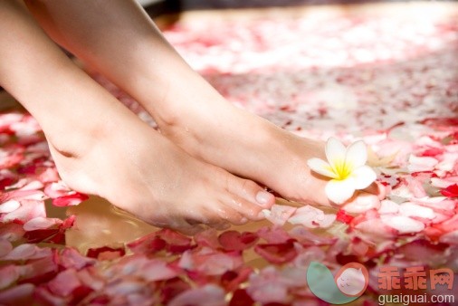 概念,身体保养,个人护理,替代疗法,芳香疗法_72882332_Young woman's feet in pool with rose petals_创意图片_Getty Images China