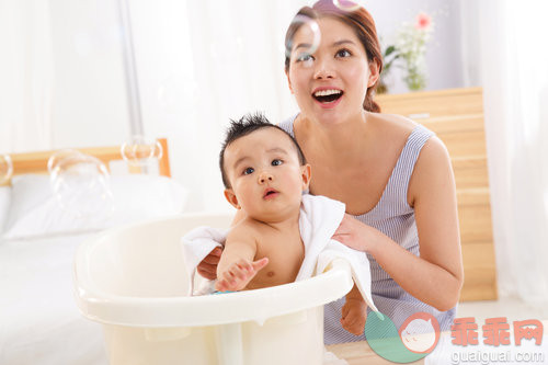 冬季父母该如何给新生儿洗澡