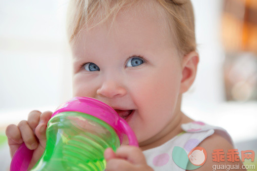 人之初是水“生”的，宝宝喝水有方法