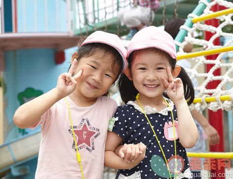 人,休闲装,帽子,户外,长发_511695611_Two girls have  peace sign with smile._创意图片_Getty Images China