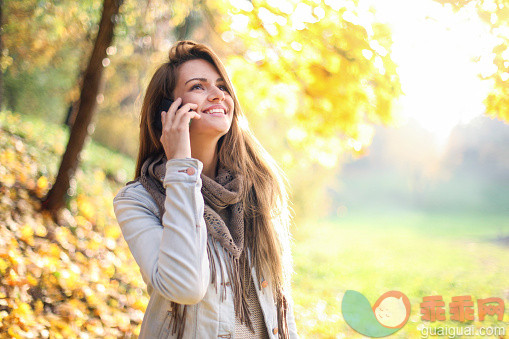 人,休闲装,无线电通信装置,沟通,讨论_483864504_Talking on the phone_创意图片_Getty Images China